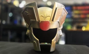 Casque d'armure dorée de chevalier imprimé en 3D