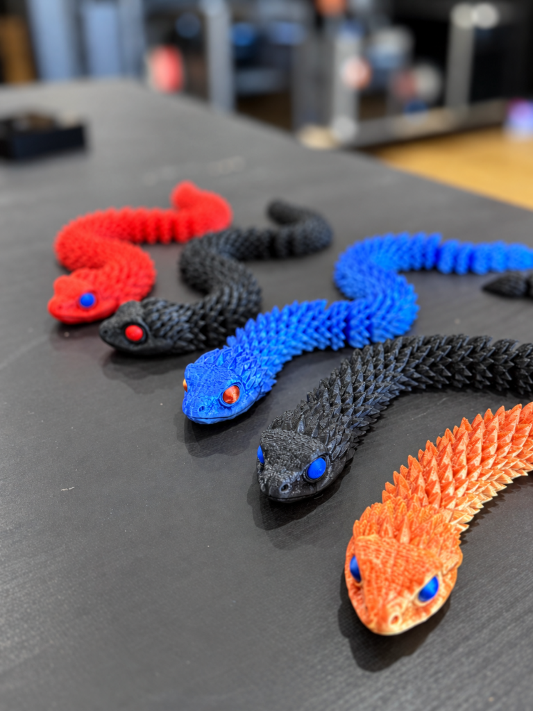 Serpents articulés colorés réalisés en impression 3D