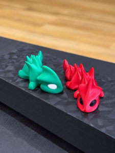 Petit dragon rouge imprimé en 3D.