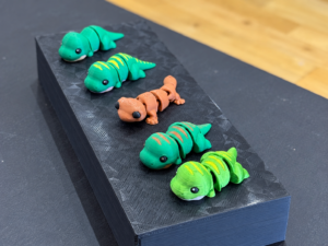Mini salamandres colorées imprimées en 3D.