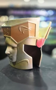 Casque d'armure dorée, vue de face