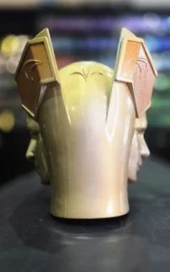 Casque d'armure dorée, vue de trois quarts