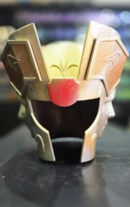 Casque de cosplay doré, vue de profil