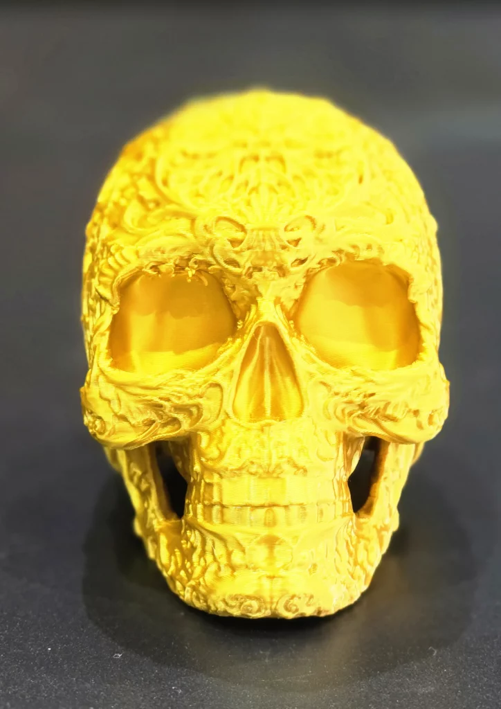 Tête de mort décorative dorée imprimée en 3D, de face