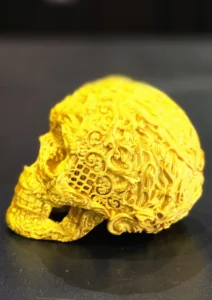 Tête de mort décorative dorée, vue de profil