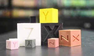 Cubes lettres empilés, plusieurs tailles et couleurs
