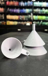 Deux entonnoirs imprimés en 3D de diamètres différents