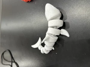 Requin articulé blanc imprimé en 3D