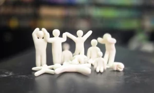Série de petits personnages blancs imprimés en 3D