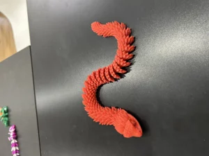 Serpent dragon articulé rouge imprimé en 3D