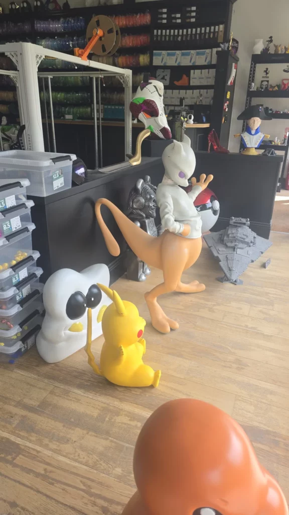 Sélection d'objets imprimés en 3D exposés à l'atelier