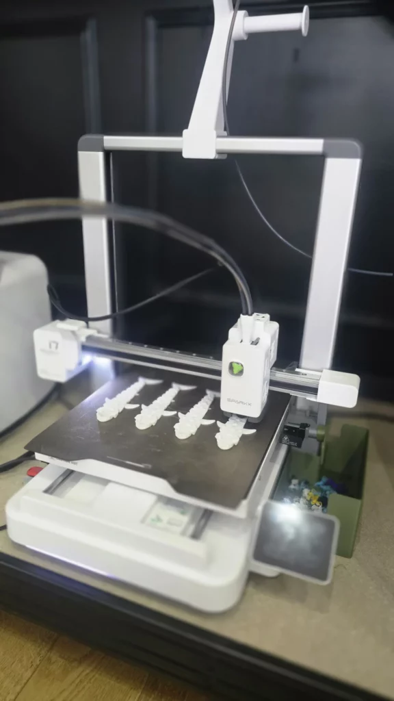 Impression 3D en cours sur une imprimante de l'atelier