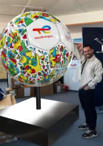 Ballon géant aux couleurs de TotalEnergies imprimé en 3D