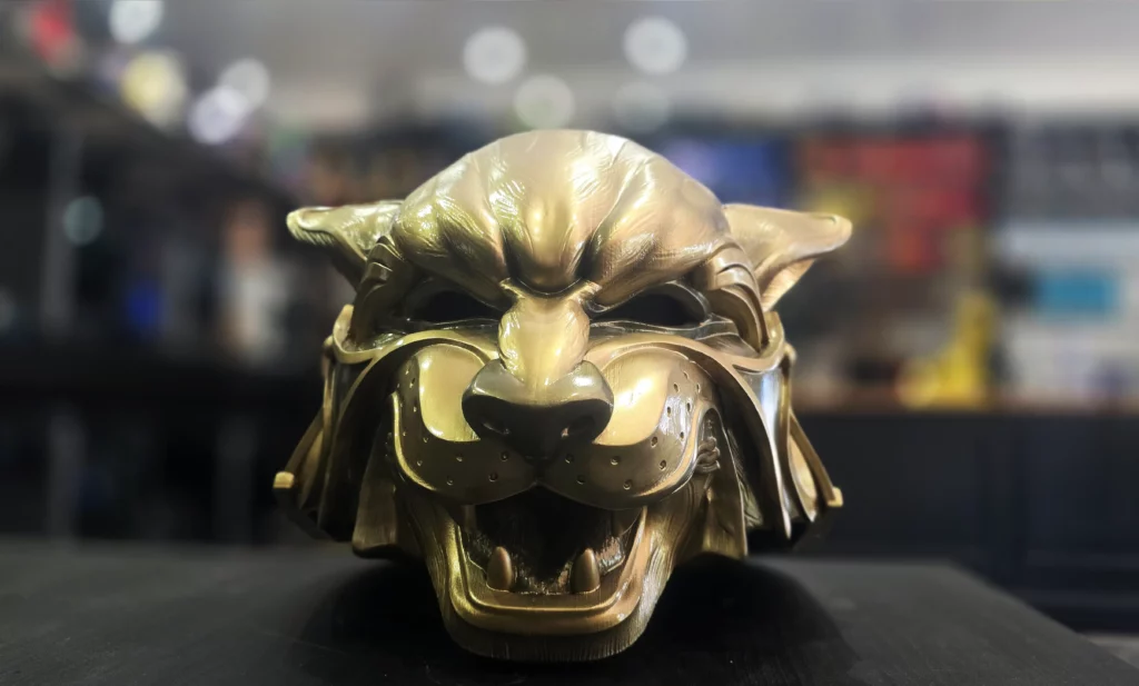 Casque de félin doré imprimé en 3D, vue de face