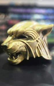 Casque de félin doré, vue de profil