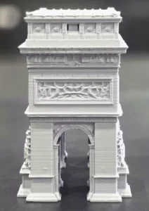 Arc de triomphe décoratif imprimé en 3D, vue de profil