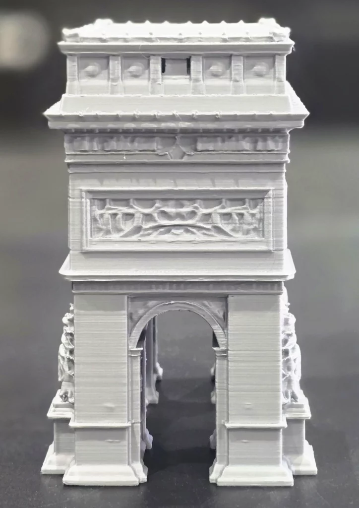 Arc de triomphe décoratif imprimé en 3D, vue de profil
