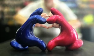Cœurs imprimés en 3D tenus en main