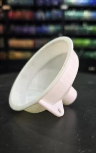 Entonnoir blanc imprimé en 3D, vue rapprochée