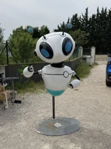 Mascotte robot grandeur nature imprimée en 3D sur socle