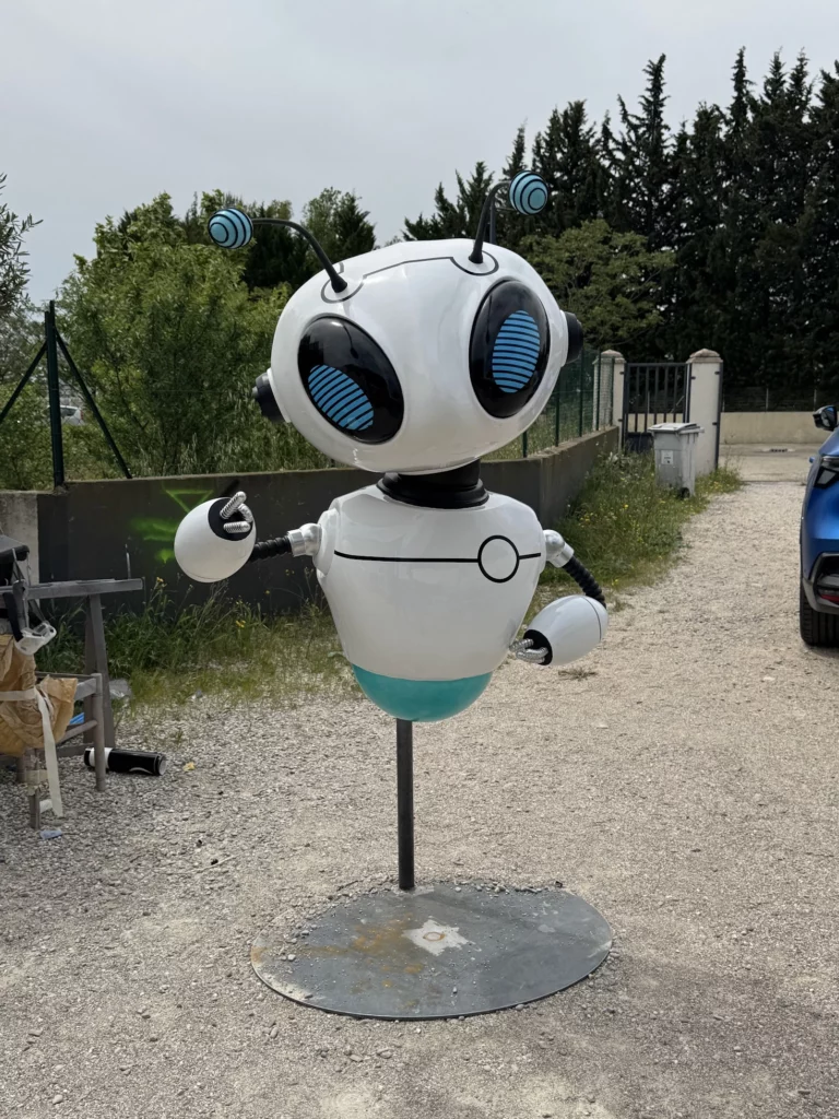 Mascotte robot grandeur nature imprimée en 3D sur socle