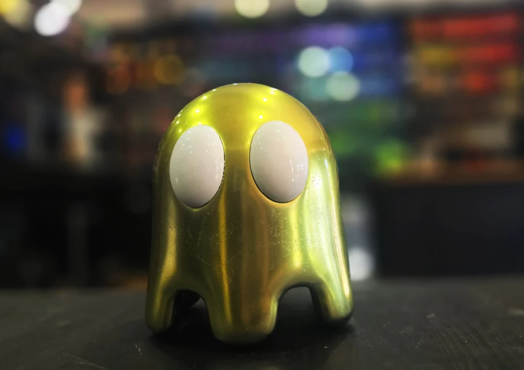 Figurine de fantôme d'arcade dorée imprimée en 3D