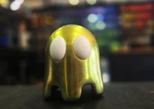 Figurine de fantôme d'arcade dorée imprimée en 3D