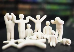 Petits personnages stylisés imprimés en 3D