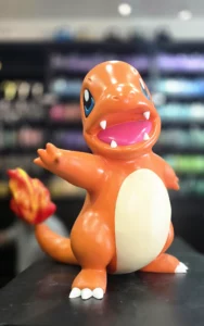 Figurine de petit dragon orange, autre vue