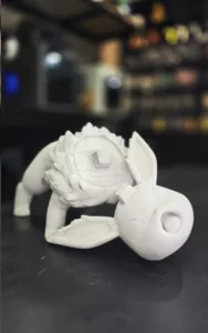 Figurine de créature de feu en cours d'assemblage