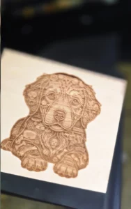 Portrait de chien gravé au laser sur bois