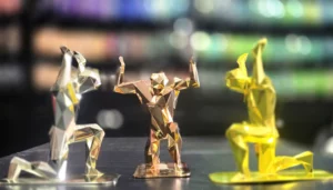 Trois figurines Atlas imprimées en 3D avec finitions différentes