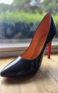 Escarpin noir laqué à semelle rouge imprimé en 3D