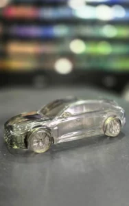 Voiture miniature imprimée en résine transparente