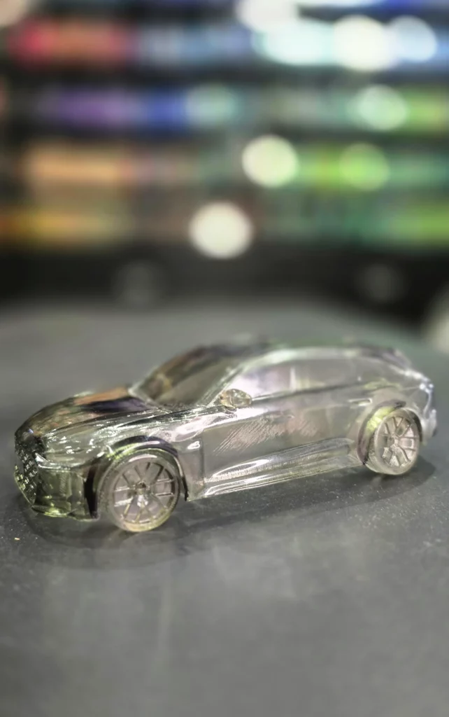 Voiture miniature imprimée en résine transparente