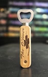 Décapsuleur en bois gravé au nom d'un pub