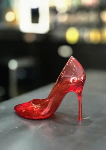 Escarpin décoratif en résine rouge translucide