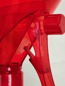 Pulvérisateur reproduit en résine transparente rouge
