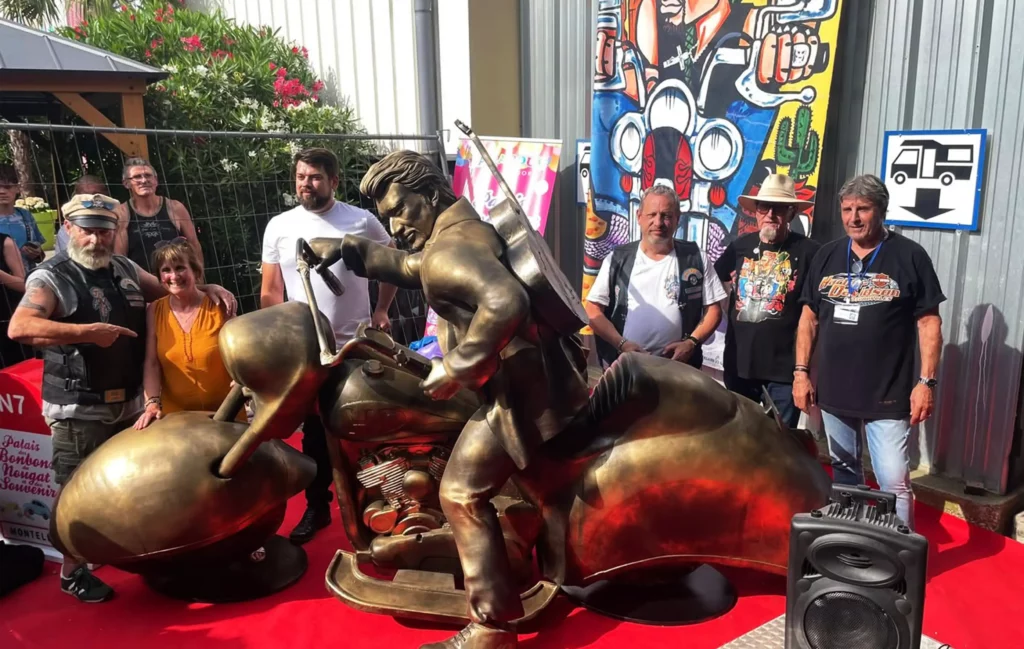 Sculpture d'un motard sur sa moto imprimée en 3D