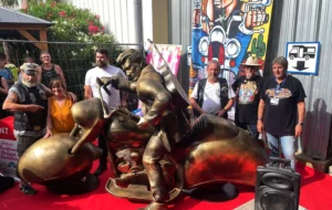Sculpture d'un motard sur sa moto imprimée en 3D