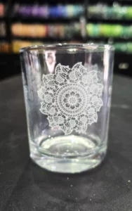 Verre gravé au laser avec un motif mandala