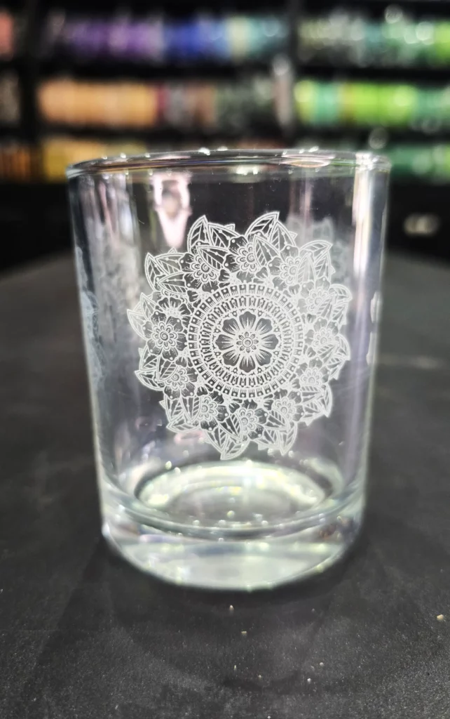 Verre gravé au laser avec un motif mandala